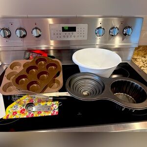 WILTON Cake Pan Giant Large Cupcake Shaped NON STICK Baking Pan 10 Items Measuri